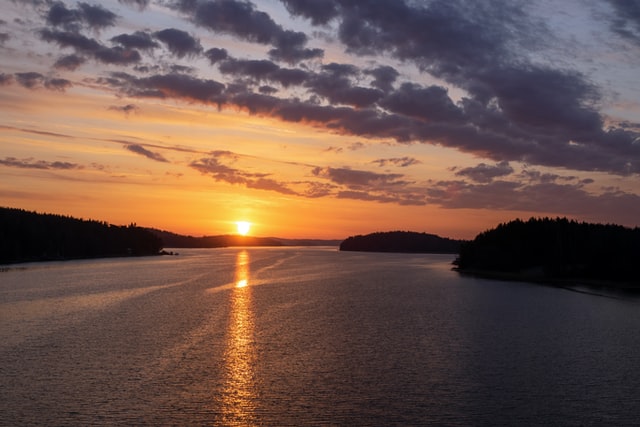 Auringonnousu järvellä