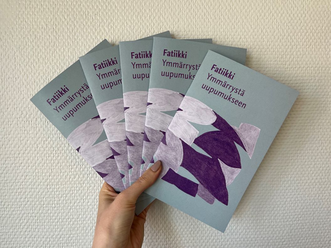 Fatiikkioppaat kädessä