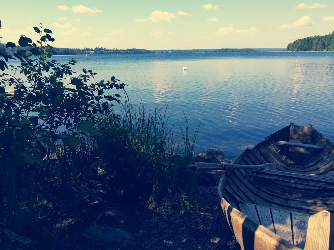 sininen järvi soutuvene auringonlasku
