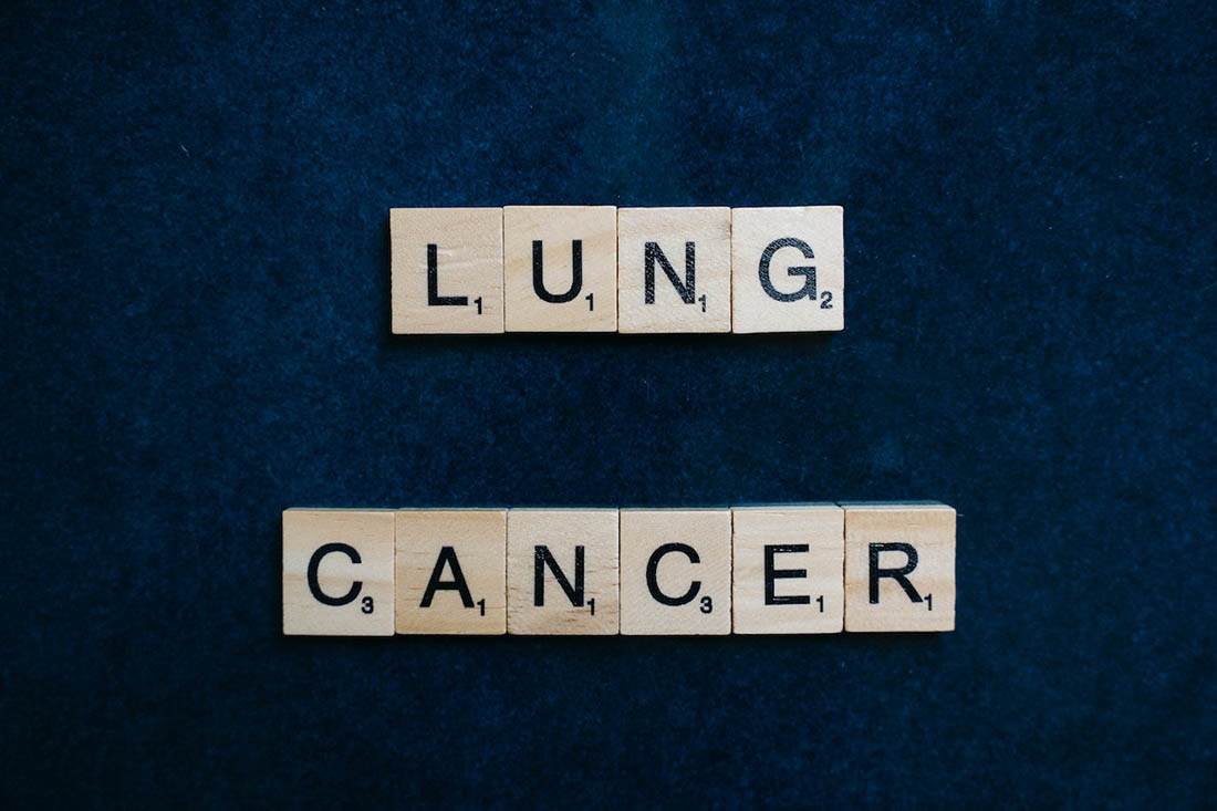 Teksti LUNG CANCER sinisellä pohjalla