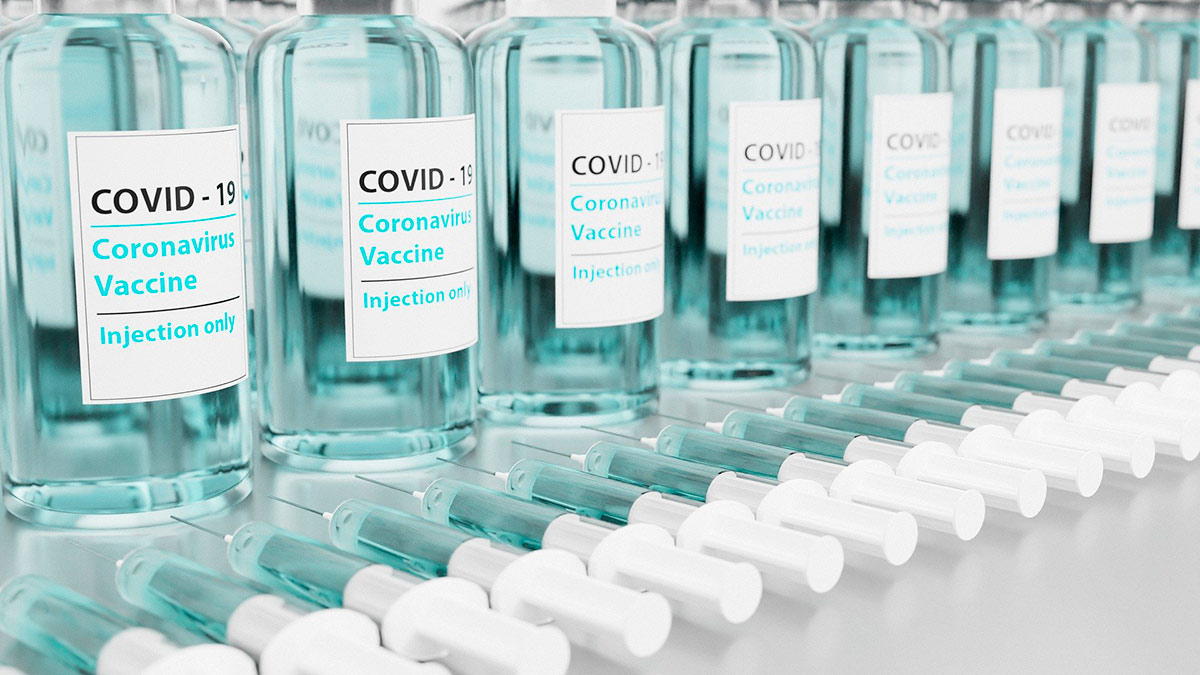 Covid-19-rokoteainepulloja ja ruiskuja rivissä