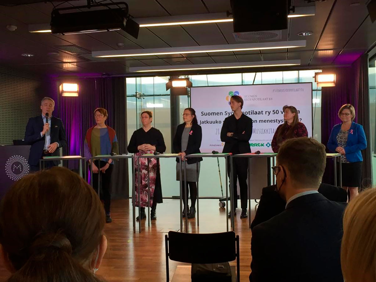 Kansanedustajat Jatkuuko syövänhoidon menestystarina -tilaisuudessa Musiikkitalolla 28.10.2021