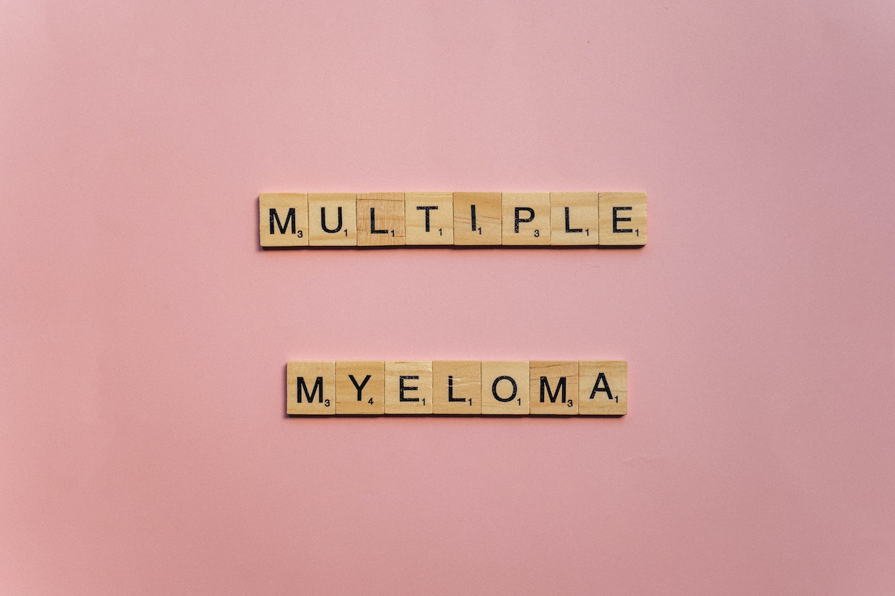teksti multiple myeloma vaaleanpunaisella pohjalla