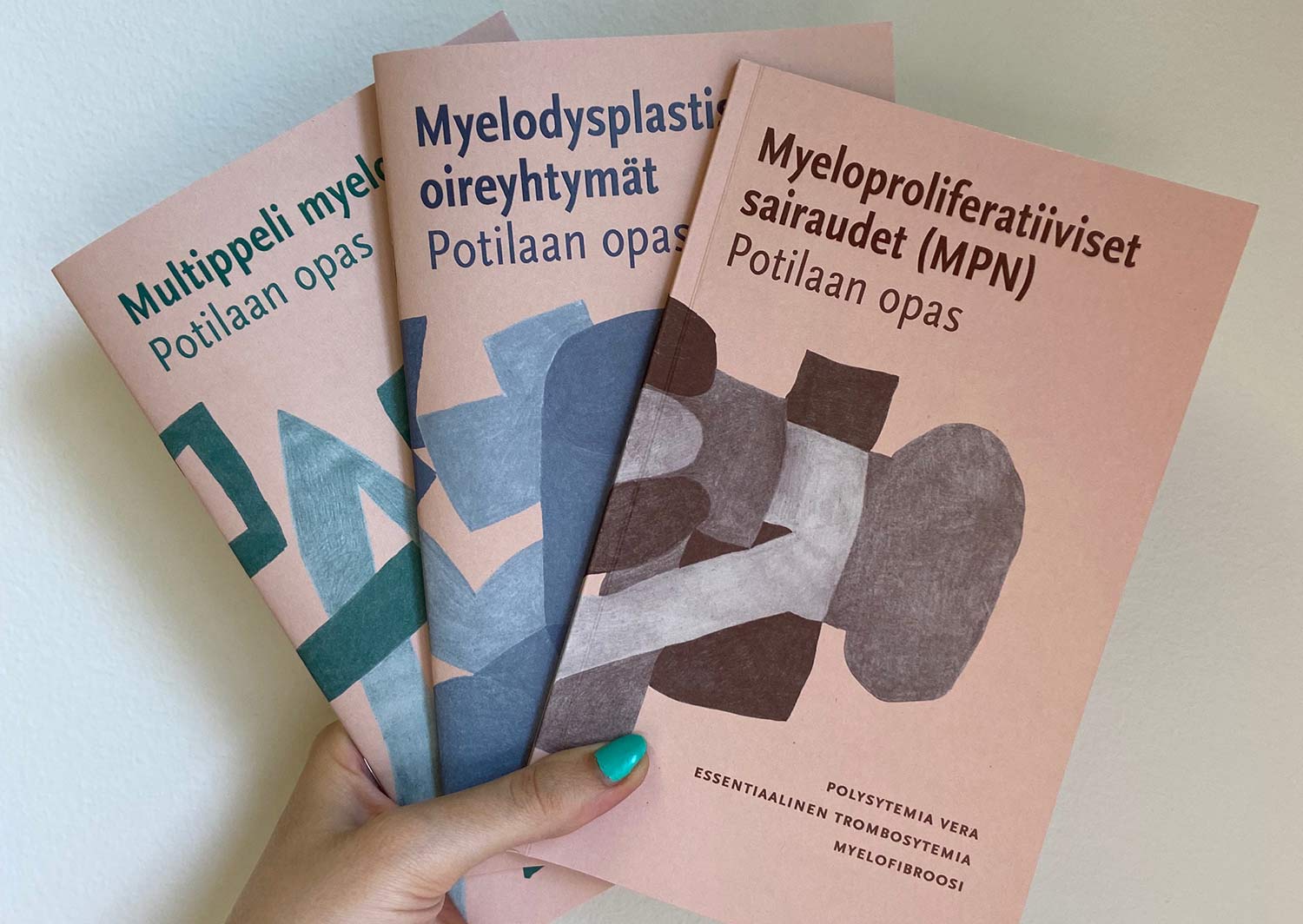 Uusia potilasoppaita viuhkana kädessä